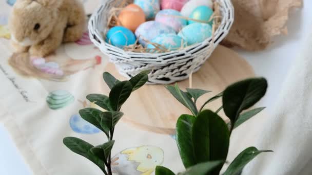 Πασχαλινά Αυγά Καλάθι Και Κουνελάκι Σύνθεση Του Πάσχα Σχέδιο Διακοπών — Αρχείο Βίντεο