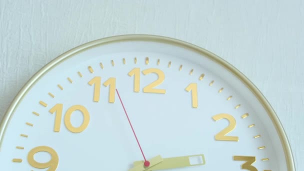 Mãos Douradas Relógio Parede Estão Movendo Lentamente Rosto Branco Imagens — Vídeo de Stock