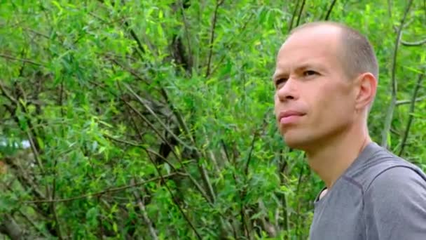Adam Dışarıda Vakit Geçiriyor Ormandaki Bir Adamın Portresi Yüksek Kalite — Stok video