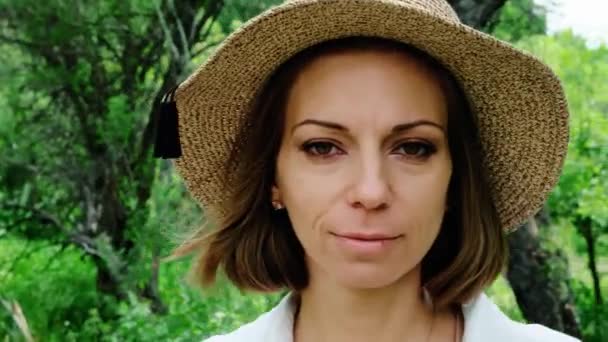 Retrato Una Mujer Mirando Cámara Sobre Fondo Naturaleza Imágenes Alta — Vídeos de Stock