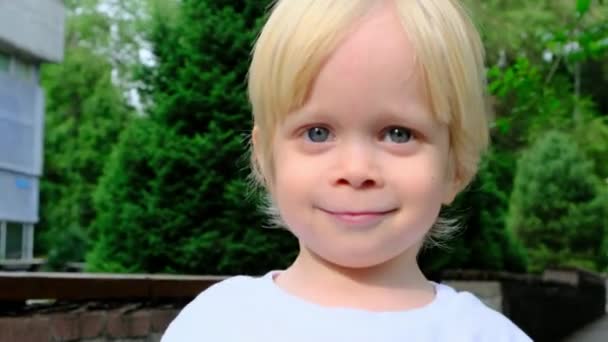 Malý Roztomilý Chlapec Dívající Kamery Usmívající Vysoce Kvalitní Záběry — Stock video
