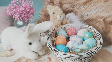 Sepette paskalya yumurtaları ve oyuncak tavşanlar. Paskalya kompozisyonu. Tatil konsepti. Yüksek kalite fotoğraf.