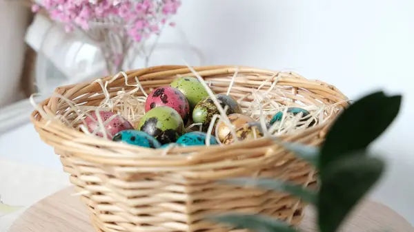 Sepette paskalya bıldırcın yumurtası. Paskalya kompozisyonu. Tatil konsepti. Yüksek kalite fotoğraf.