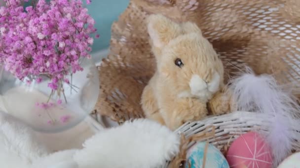 Huevos Pascua Una Cesta Conejo Juguete Composición Pascua Concepto Vacaciones — Vídeo de stock