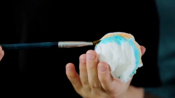 Küçük Bir Kız Paskalya Tatili Için Süslemeler Yaparak Paskalya Yumurtalarını — Stok video
