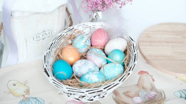 Sepette paskalya yumurtası. Paskalya kompozisyonu. Tatil konsepti. Yüksek kalite fotoğraf.