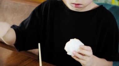 Küçük bir kız Paskalya tatili için süslemeler yaparak Paskalya yumurtalarını boyuyor. Yakın plan. Yüksek kalite 4k görüntü