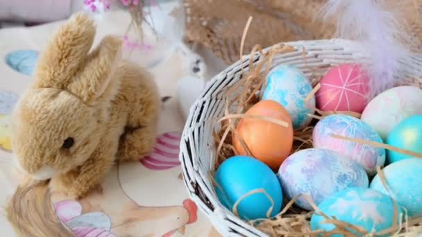 Πασχαλινά Αυγά Καλάθι Και Κουνελάκι Σύνθεση Του Πάσχα Σχέδιο Διακοπών — Αρχείο Βίντεο