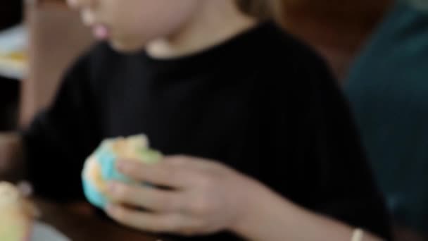 Маленька Дівчинка Малює Великодні Яйця Роблячи Прикраси Великодня Крупним Планом — стокове відео