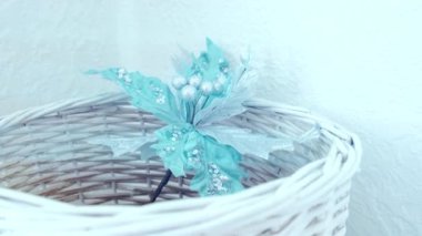 Yeni yıl iç dekorasyonu beyaz bir sepette. Yüksek kalite 4k görüntü