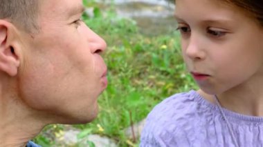 Baba kızını öpüyor. Doğada piknik. Yüksek kalite 4k görüntü