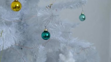 Noel ağacı topları olan bir Noel ağacı. Yüksek kalite 4k görüntü