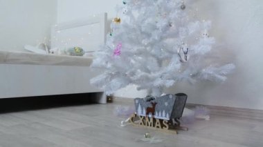 Beyaz bir odada Noel ağacı. Yüksek kalite 4k görüntü