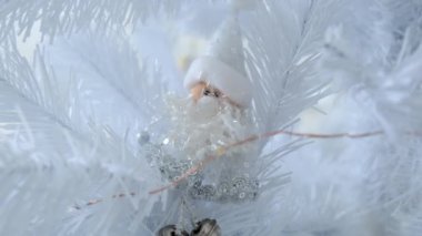 Beyaz bir odada cücesi olan bir Noel ağacı. Yüksek kalite 4k görüntü