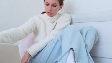 Kız bir mektup yazmak için dizüstü bilgisayarını açar. Yüksek kalite 4k görüntü