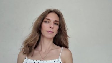 Rüzgarda uçan güzel saçlı genç bir kadın gizemli görünüyor. Yakın plan. Yüksek kalite 4k görüntü