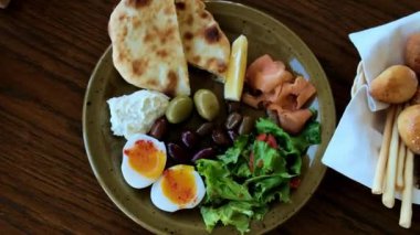 Ligurian kahvaltı tabağı. Yumurta, zeytin ve salata tabakta. Yüksek kalite 4k görüntü
