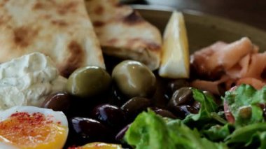 Haşlanmış yumurta, ot, salata ve bol zeytinli kahvaltı. Yüksek kalite 4k görüntü