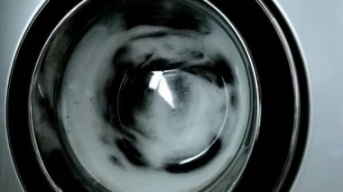 Çamaşır makinesinin kapısı ve içinde ev çamaşırları var. Yüksek kalite 4k görüntü