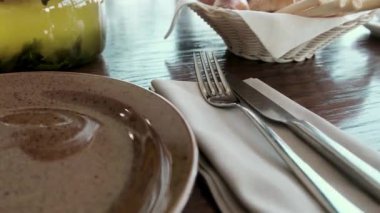 Çatal ve bıçakla kaplanmış zarif bir masa ayarı. Yüksek kalite 4k görüntü