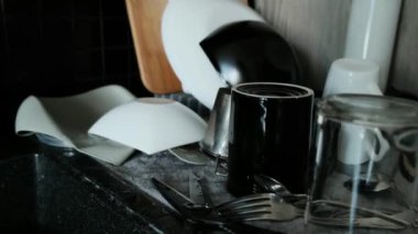 Sabah rutininden sonra mutfak tezgahında bulaşık yıkamak. Yüksek kalite 4k görüntü