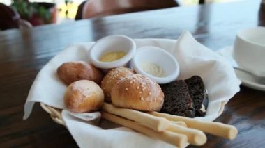 Tereyağlı ve krem peynirli ekmek sepetinin güzel sunumu. Yüksek kalite 4k görüntü