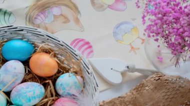 Sepette paskalya yumurtası. Paskalya kompozisyonu. Tatil konsepti. Yüksek kalite 4k görüntü