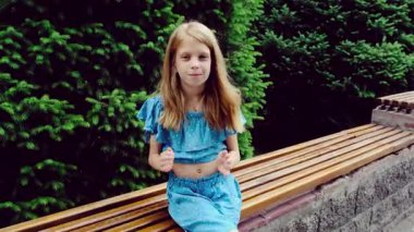 Kız kameraya baktı ve ellerini çırptı. Alkışlayın. Yüksek kalite 4k görüntü