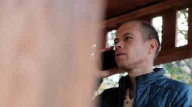 Ciddi bir telefon görüşmesi yapan bir adamı yakından çekiyoruz. Yüksek kalite 4k görüntü