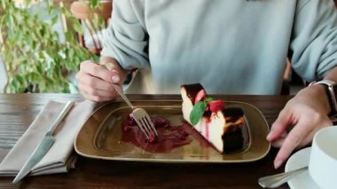 Güzel ve lezzetli süzme peynirli güveç ve taze çilek, bir restoranda zarif bir şekilde servis ediliyor. Yemek reklamları, menüler ve tatlı içeriği için ideal 4K video. Yüksek kalite 4k görüntü