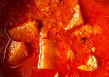 Et parçaları zengin, kırmızı ve yağlı bir sosa batırılır. Baharatlı yahni ya da köri olabilir. Rengi ve parlak dokusu bol baharatlı ve yağlı bir yemek olduğunu gösteriyor..