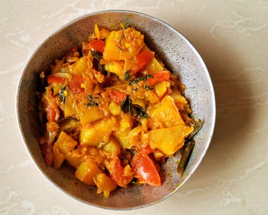 Bir kase canlı karışık sebze kırmızı ve sarı biber, yeşil fasulye ve patatesler, hepsi de baharatlı ve mükemmel pişirilmiş..