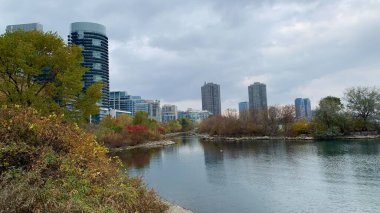 Şehir nehri ve gökdelenler. Şehrin ve nehrin fotoğrafı