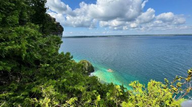 Göl manzarası. Mavi-yeşil su ve kayalar. Doğa. Deniz. Ontario Gölü