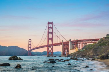 Güneş batarken, San Francisco 'nun Golden Gate Köprüsü' nün en güzel manzarasının tadını çıkarın.