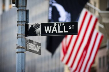 Aşağı Manhattan 'ın Finansal Bölgesi' nde Amerikan bayrağıyla Wall Street tabelası