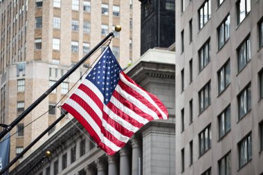 Aşağı Manhattan 'ın Finansal Bölgesinde Wall Street Amerikan bayrağı