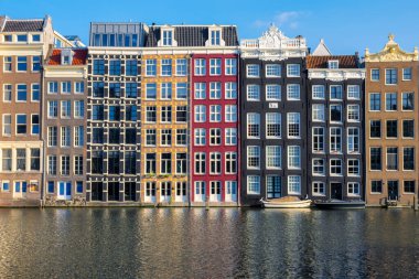 Hollanda, Amsterdam 'daki geleneksel eski binaların ikonik görünümü