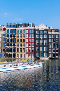 Hollanda, Amsterdam 'daki geleneksel eski binaların ikonik görünümü