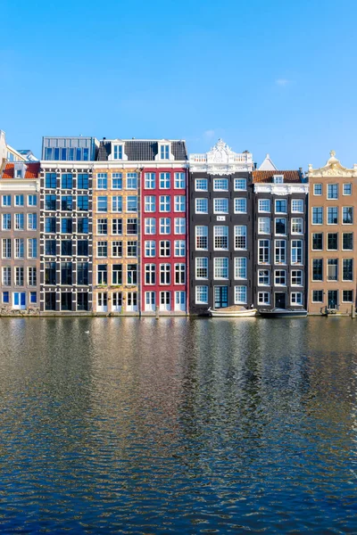 네덜란드 암스테르담의 전통적인 오래된 건물의 상징적 스톡 사진