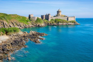 Atlantik Okyanusu manzaralı Fort La Latte Manzarası, Kaptan Frhel, Brittany, Fransa