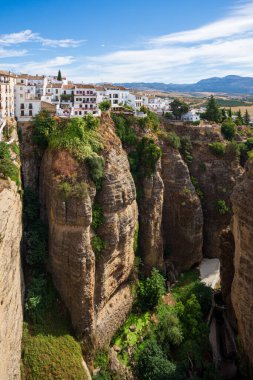Endülüs Beyazları, İspanya, Ronda, El Tajo Vadisi üzerindeki dramatik uçurumlarda evleri yıkadı.