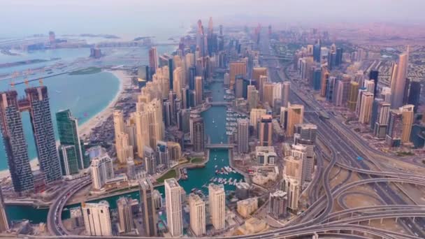 アラブ首長国連邦ドバイのパームジュメイラ島から都市への航空ビュー — ストック動画