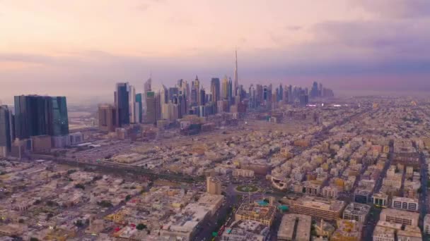 ドバイの日の出時の都市スカイラインと街並み アラブ首長国連邦 — ストック動画
