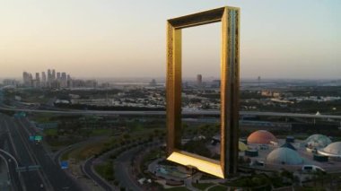Güneşli bir gün, açık mavi gökyüzü, Zabeel Park 'taki Dubai Altın Çerçevesi. Dubai, BAE