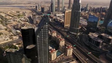 DUBAI, BAE - 5 Şubat 2022: Burj Khalifa 'nın tepesinden şehir manzarası