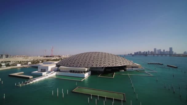 Louvre Múzeum Abu Dhabi Emirátus Egyesült Arab Emírségek Napkeltekor Drón — Stock videók