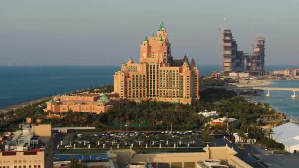 从空中俯瞰亚特兰蒂斯酒店和通往位于迪拜海岸的棕榈胡梅拉赫人工岛的道路 背景是阿联酋和迪拜的滨海天际线 — 图库视频影像
