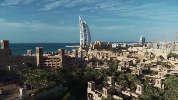 Мбаппе Наслаждается Ночным Брейком Пальмовом Пляже Величественным Дубаем — стоковое видео
