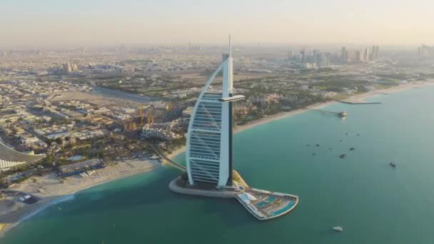 Turkoois Waterkanaal Madinat Jumeirah Dubai Met Palmbomen Voorgrond Burj Arab — Stockvideo